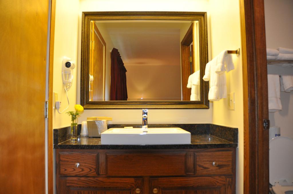 Shepherd Mountain Inn & Suites Pilot Knob Pokoj fotografie